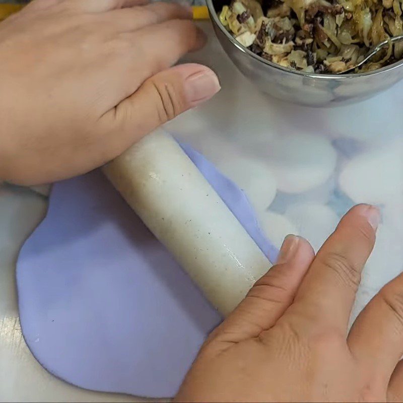 Step 4 Roll out the dough for vegetarian rose dumplings