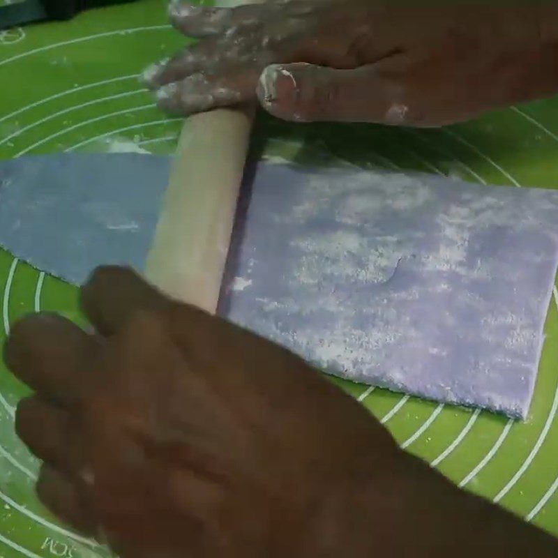 Step 3 Rolling the dough to make bánh canh noodles sweet bánh canh with butterfly pea flowers