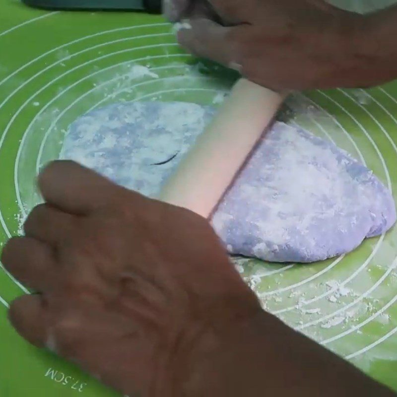 Step 3 Rolling the dough to make bánh canh noodles sweet bánh canh with butterfly pea flowers