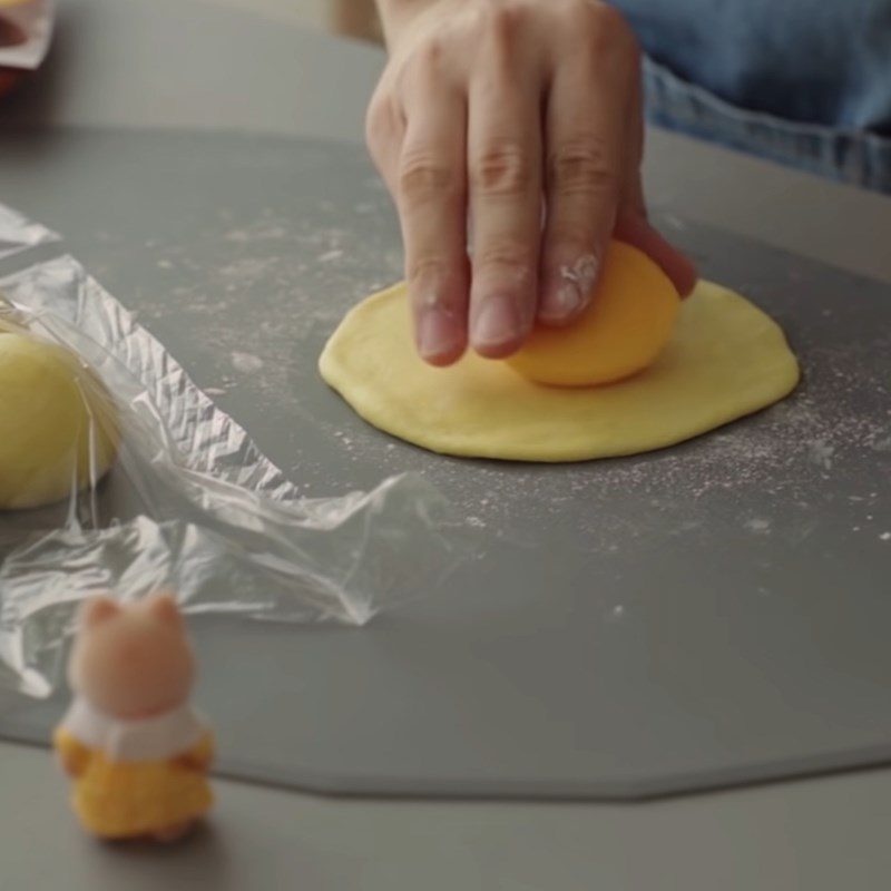 Step 5 Roll out the dough and wrap the banana custard filling for banana custard buns