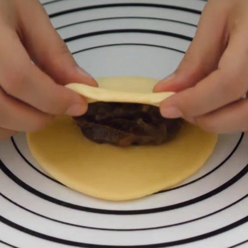 Step 3 Roll the dough and wrap the honey filling Honey-filled bread using a pan