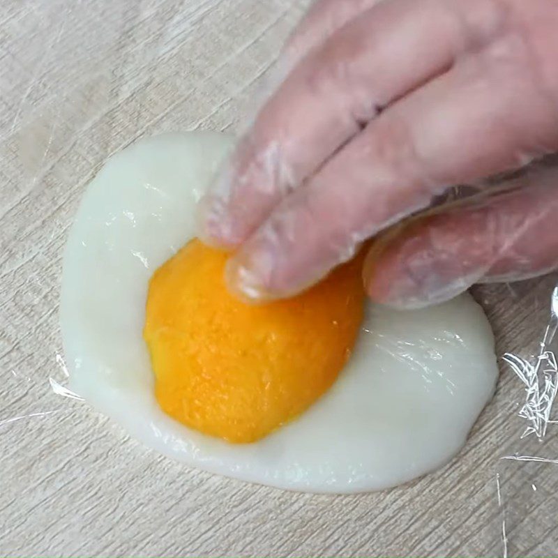 Step 4 Wrap the mango filling and finish Mango mochi