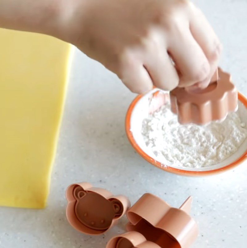 Step 3 Roll the dough and shape the animals for animal-shaped cookies using an air fryer