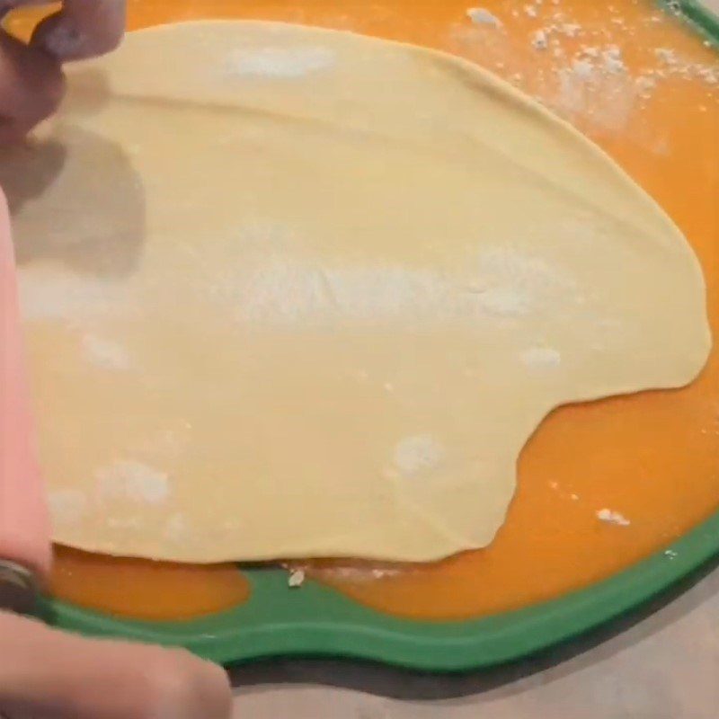 Step 4 Roll out the dough for shrimp and potato stuffed pastry