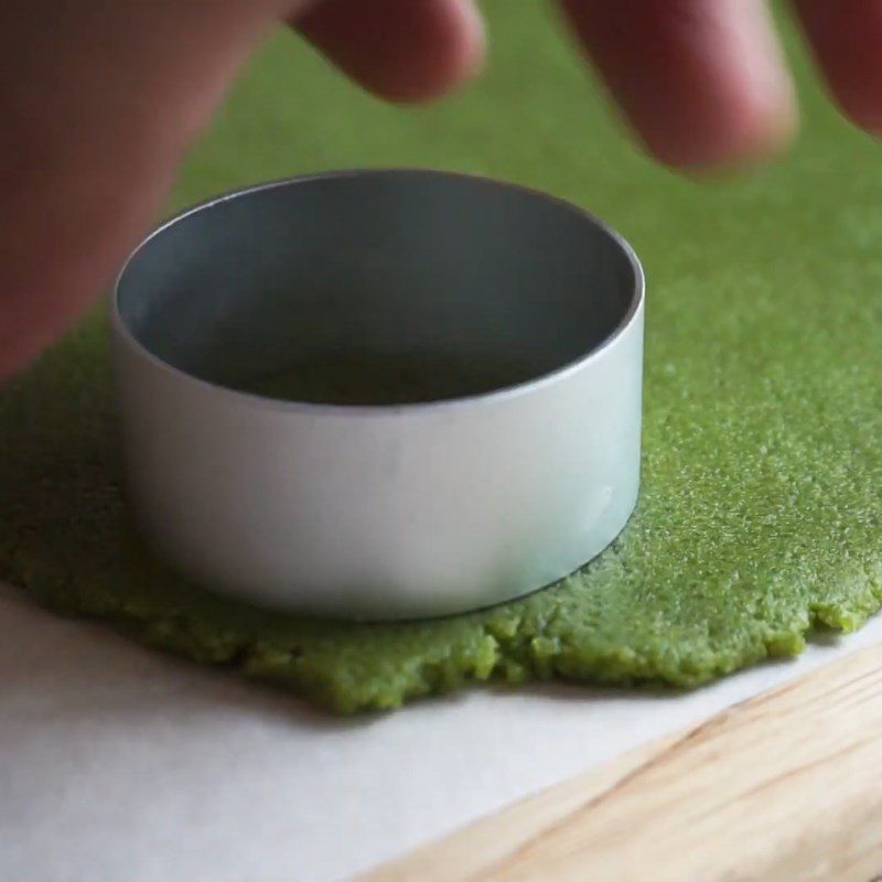 Step 2 Flattening and dividing the crispy shell dough Green tea cream puff with green tea filling