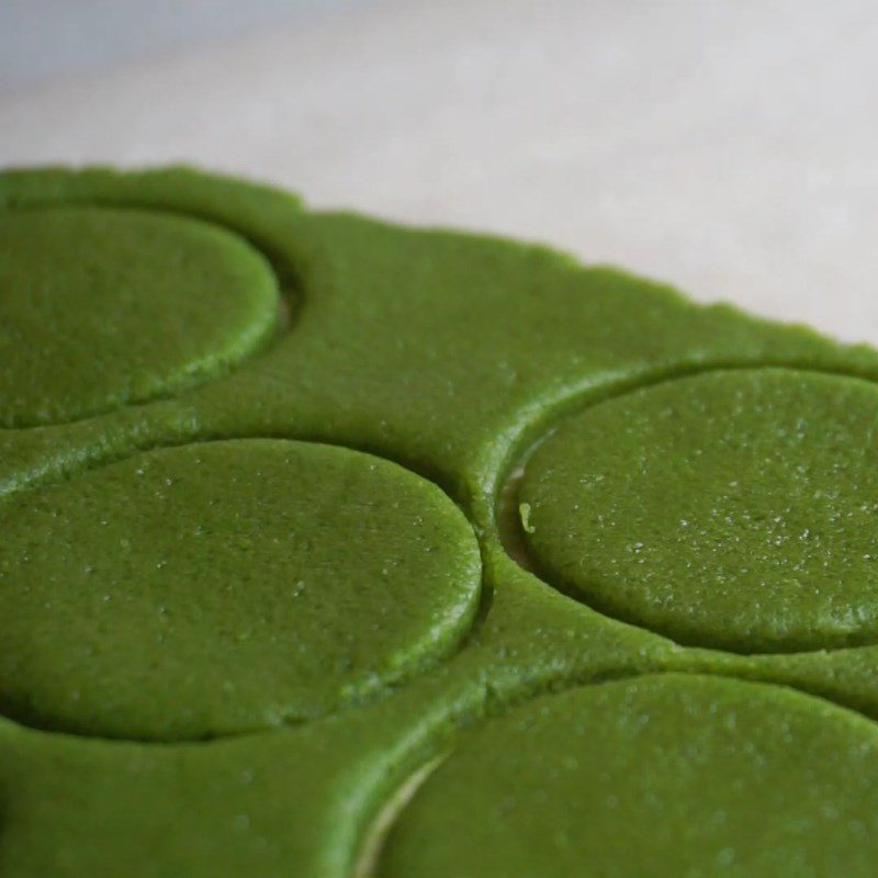 Step 2 Flattening and dividing the crispy shell dough Green tea cream puff with green tea filling