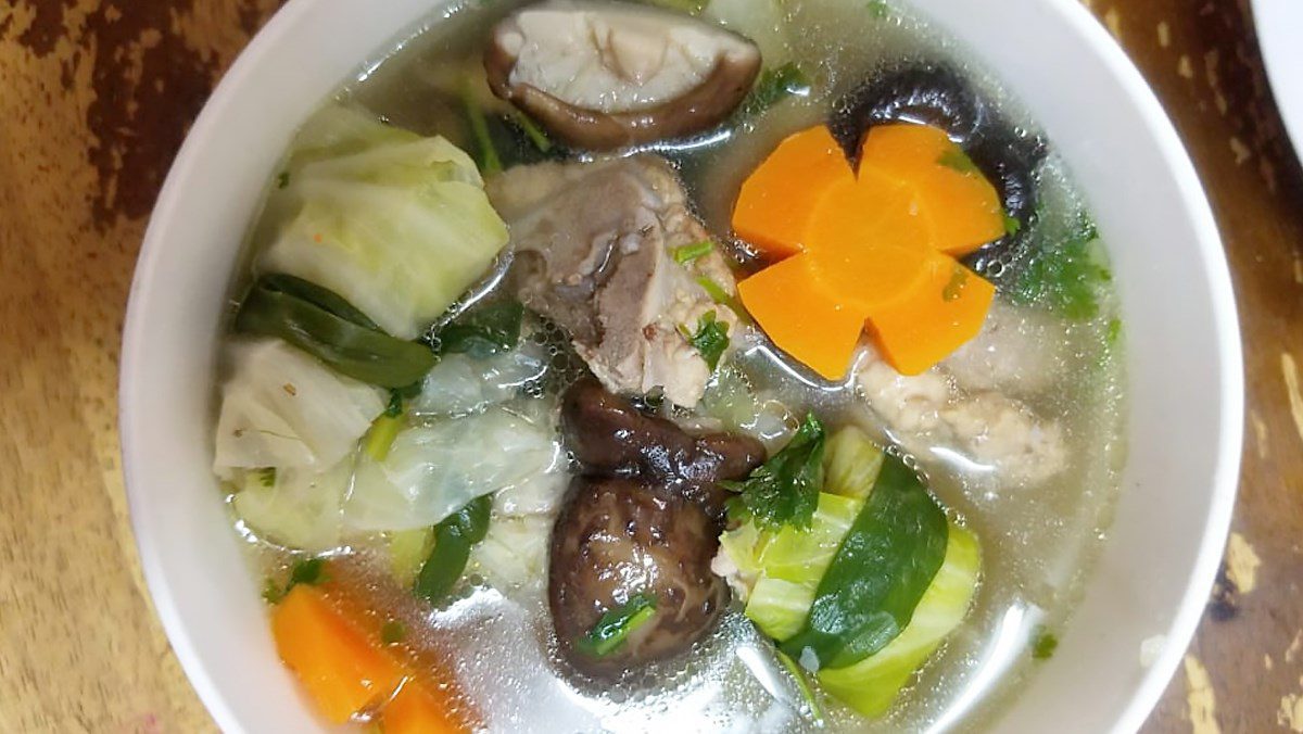 Cabbage soup with minced pork bones and carrots