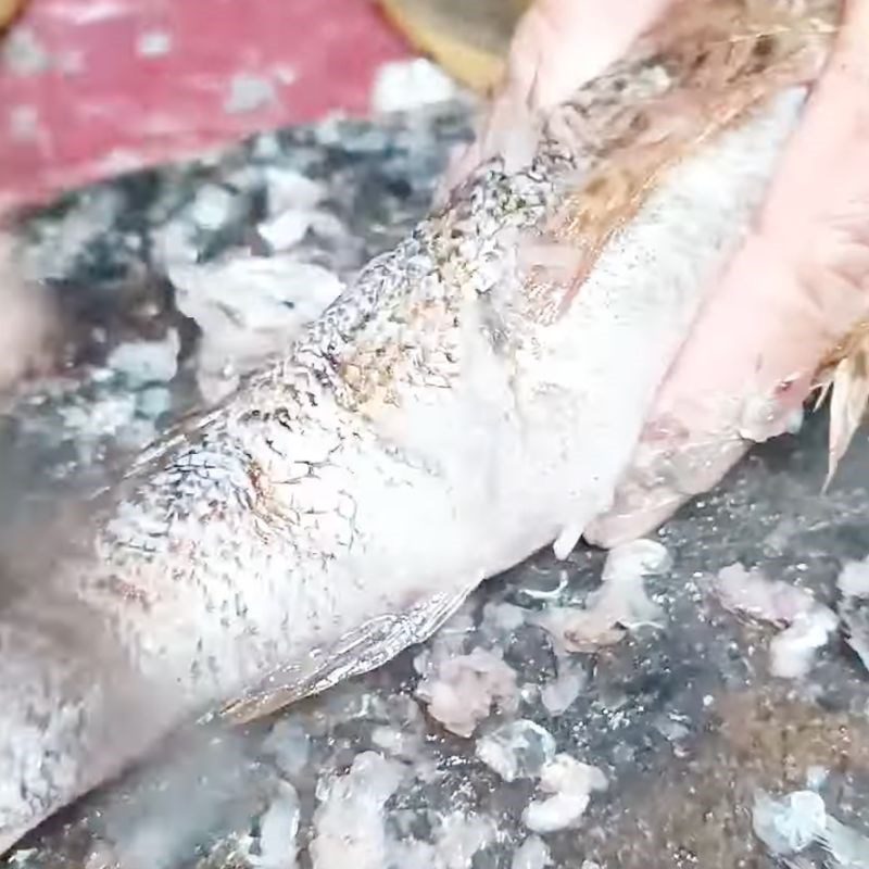 Step 1 Prepare the giant goby fish for sour soup