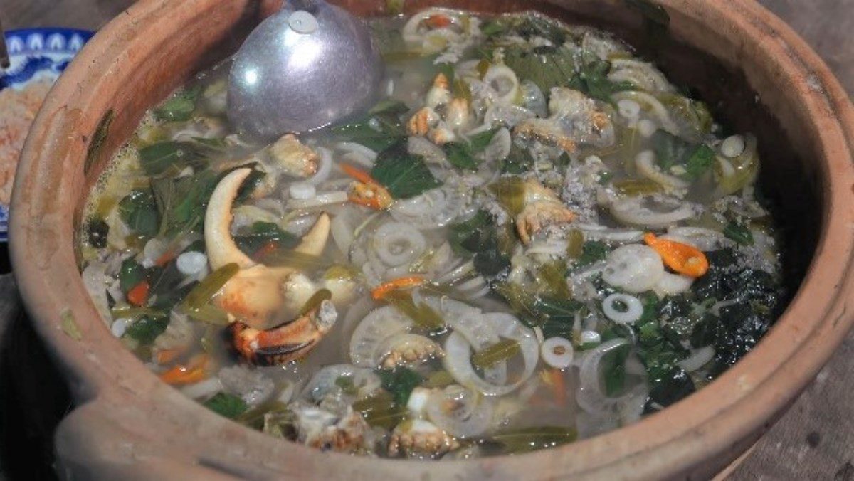 Crab Soup with Tamarind Leaves