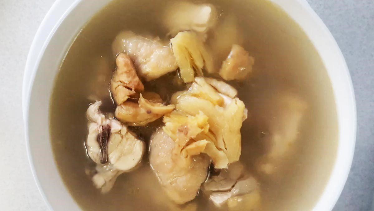 Ginger chicken soup cooked with alcohol