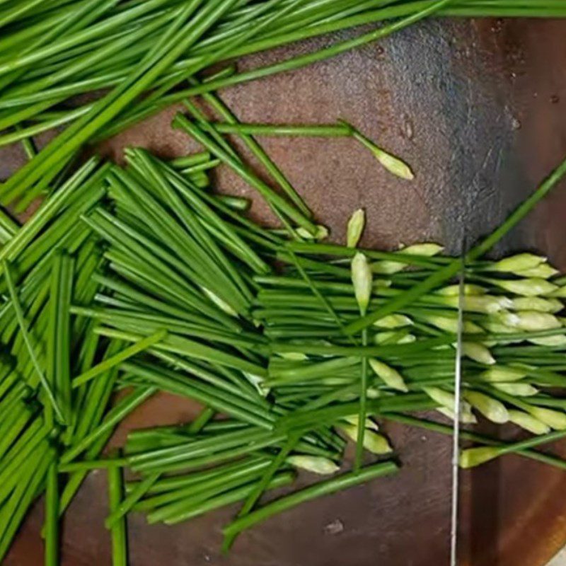 Step 1 Prepare the ingredients for Chive Soup with Tofu and Mushrooms