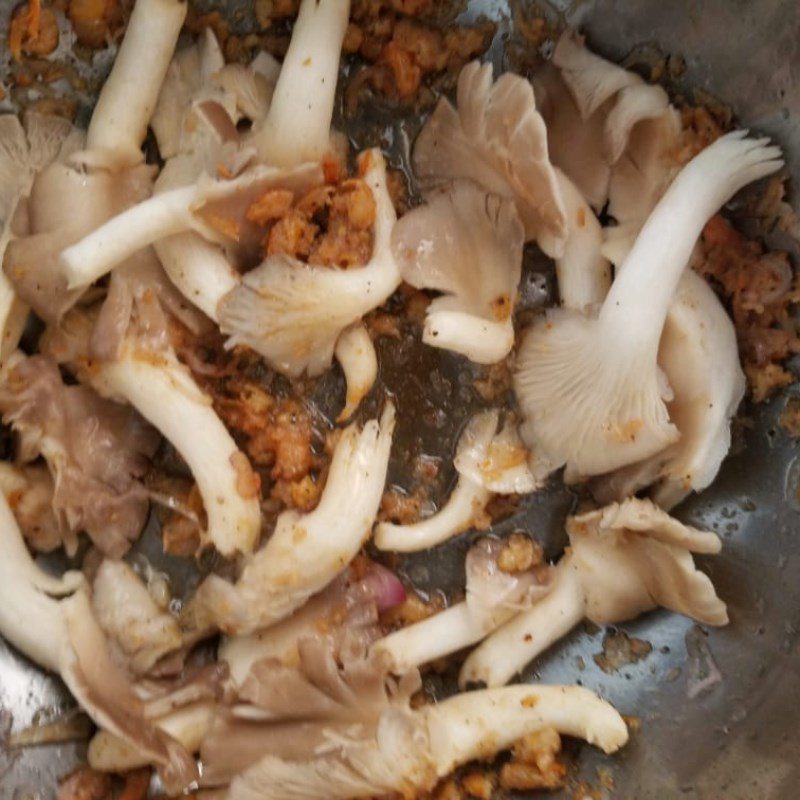 Step 2 Stir-fried dried shrimp and mushrooms Chive soup with tofu and mushrooms