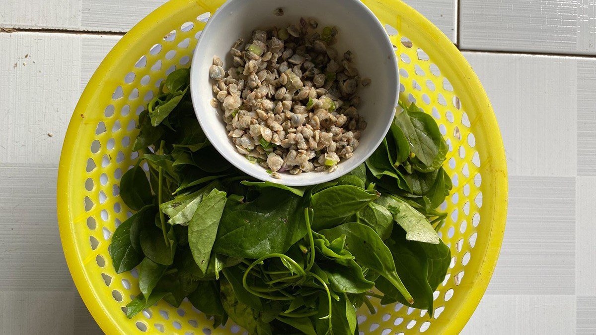 Ingredients for clam spinach soup