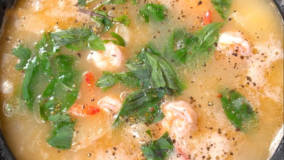 Cassava soup cooked with shrimp