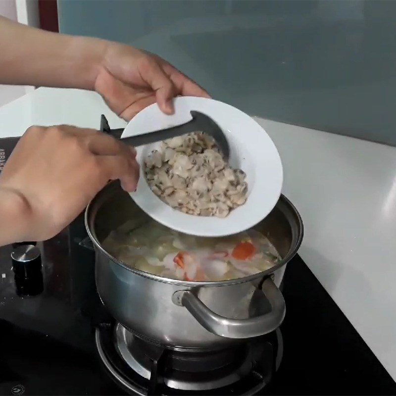 Step 4 Cooking clam soup with dill