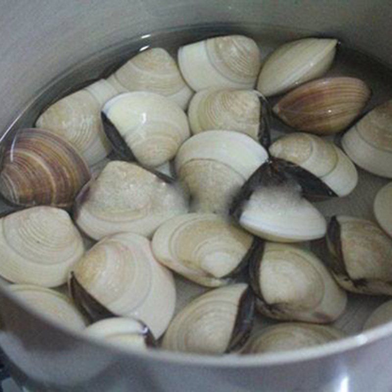 Step 2 Blanching clams with dill soup