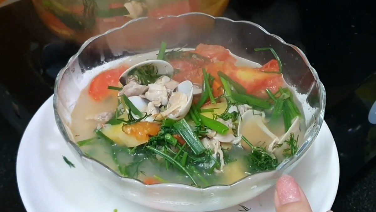 Fragrant clam soup with dill and tomato