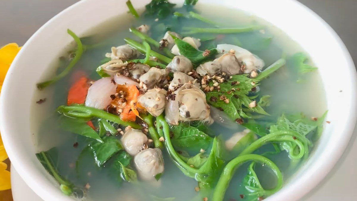 Sour water spinach soup with clams