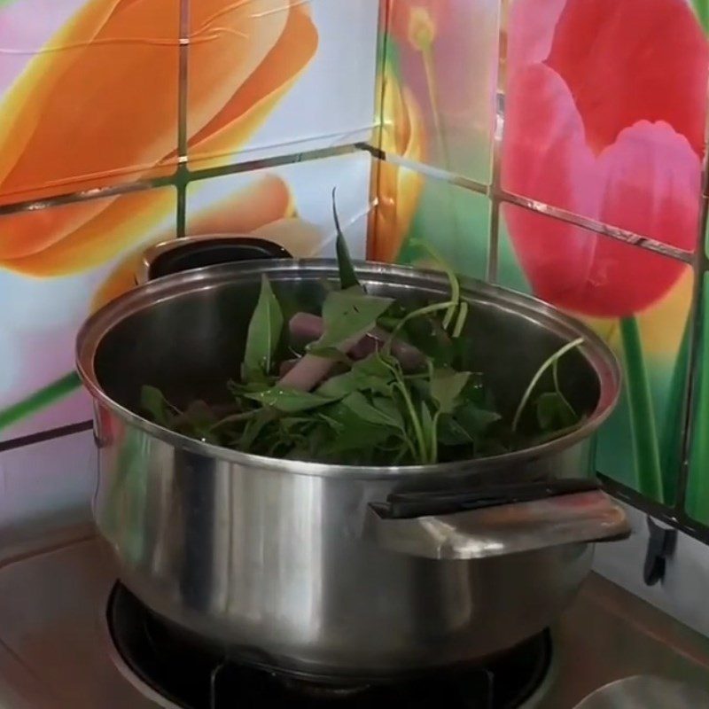 Step 3 Cooking sour water spinach soup