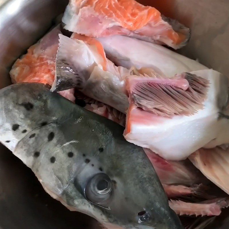 Step 1 Prepare salmon for sour water spinach soup