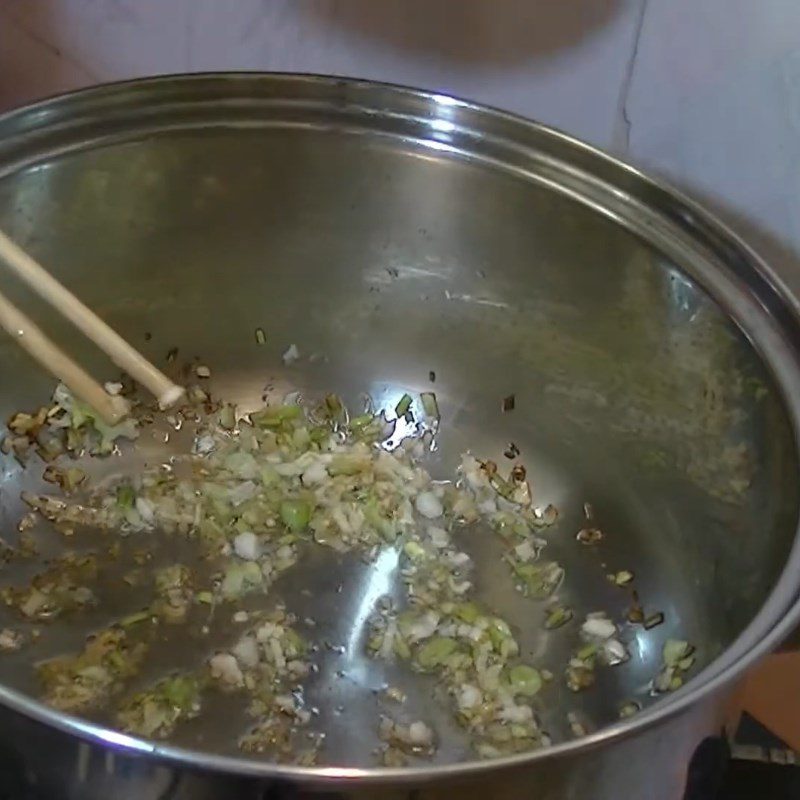 Step 2 Stir-fry the ingredients for Egg Soup with Shiso Leaves