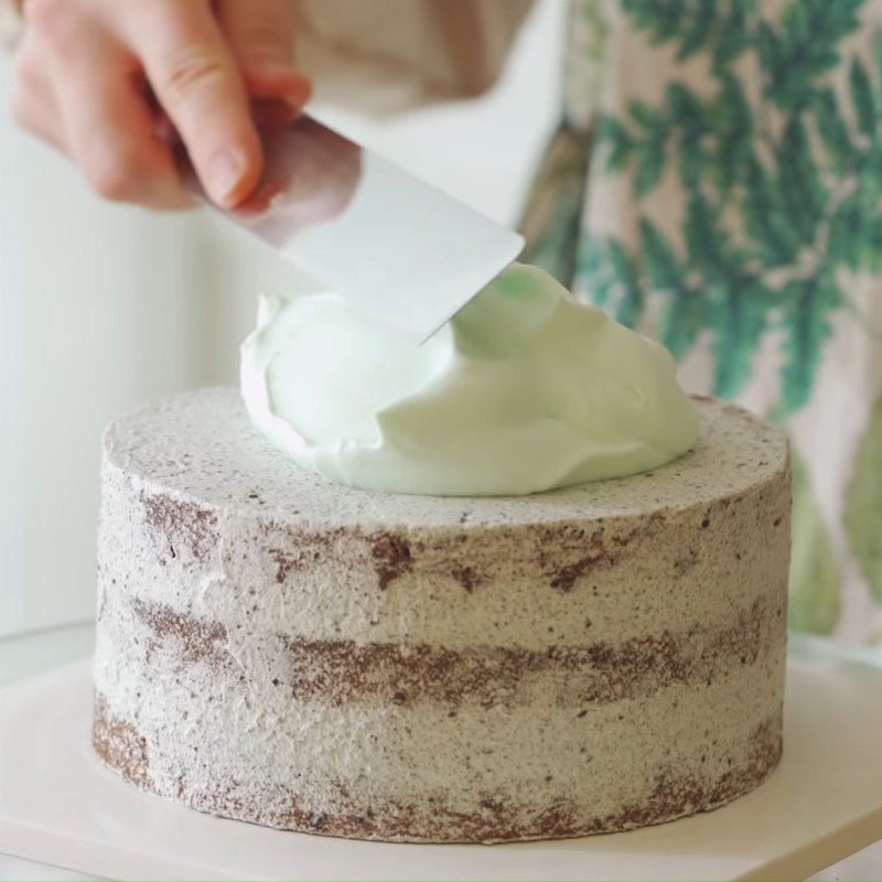 Step 7 Cut the cake, spread the cream Birthday chocolate cake with mint flavor