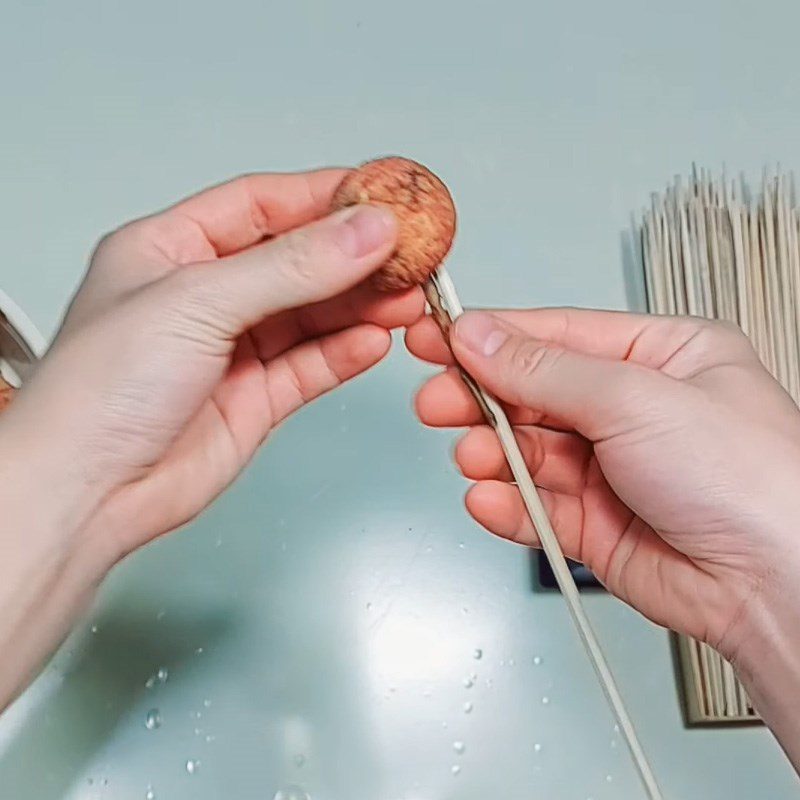 Step 1 Cut the branches, pin the skewers    Bouquet from lychee