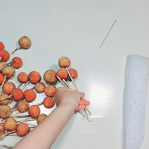 Step 1 Cut the branches, pin the skewers    Bouquet from lychee