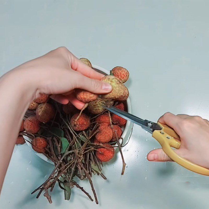 Step 1 Cut the branches, pin the skewers    Bouquet from lychee