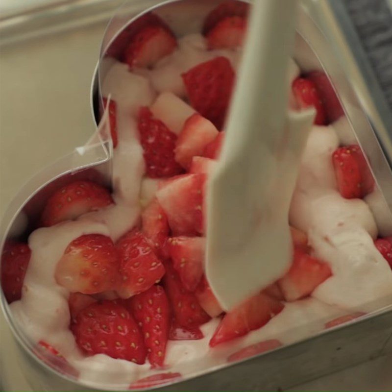 Step 6 Cut the cake base and decorate with strawberries Strawberry chocolate heart cake