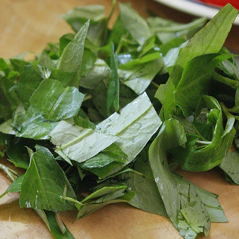 Step 2 Chop Vietnamese coriander Fertilized duck eggs stir-fried with satay