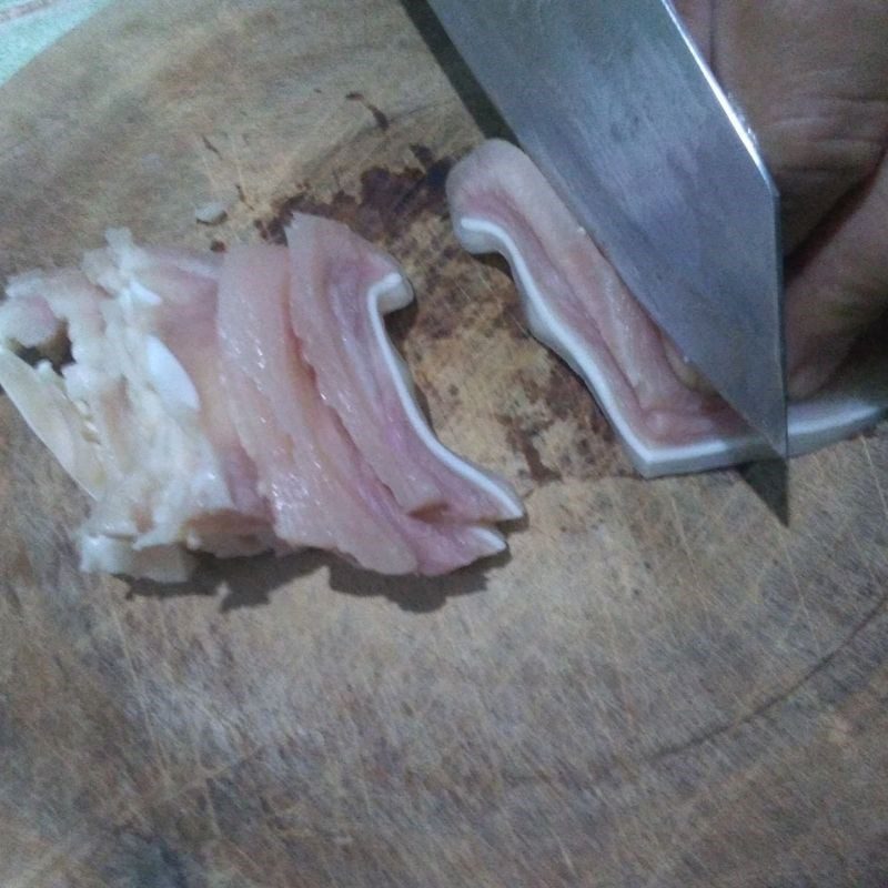 Step 3 Slicing meat Gio thu (recipe shared by users)