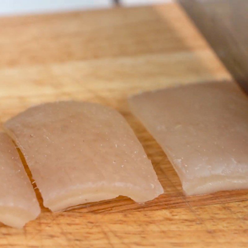 Step 3 Cut and marinate pig skin Pig skin seasoned with salt and chili