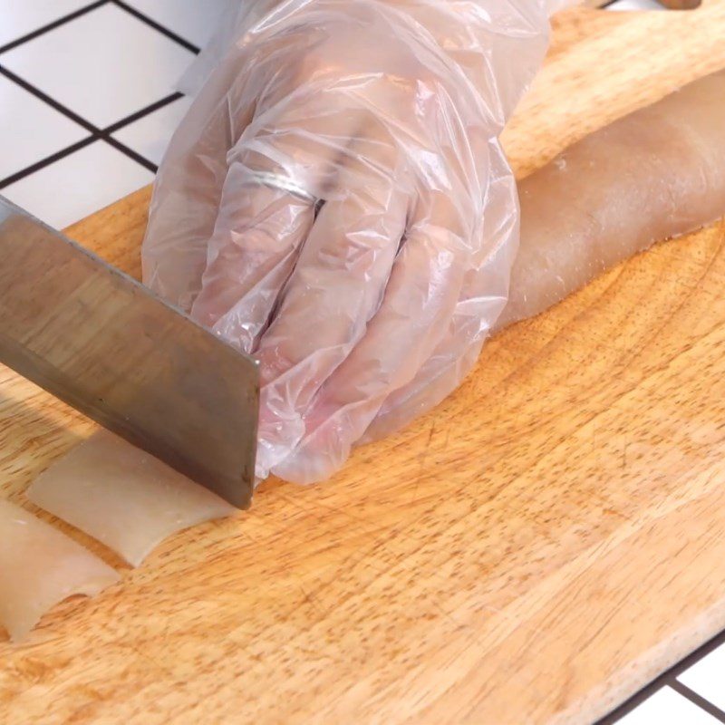 Step 3 Cut and marinate pig skin Pig skin seasoned with salt and chili