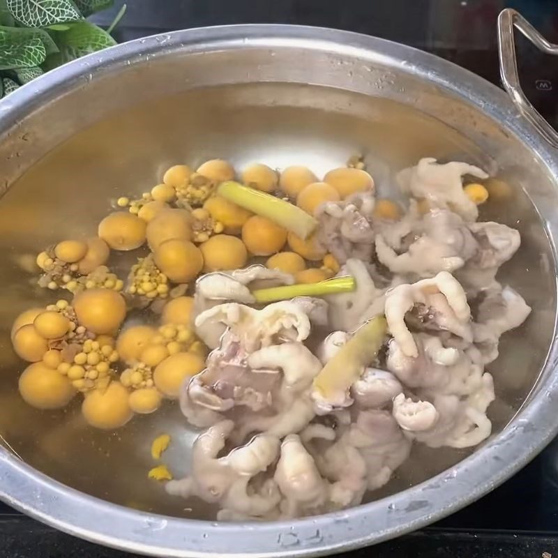 Step 3 Blanching chicken feet and quail eggs Quail eggs with Thai sauce