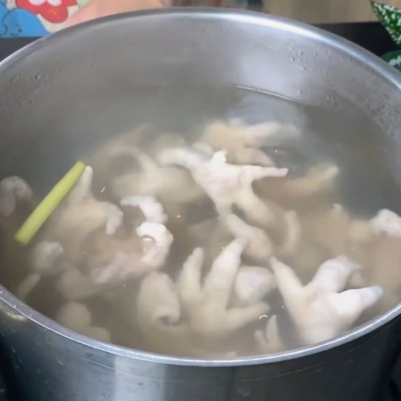 Step 3 Blanching chicken feet and quail eggs Quail eggs with Thai sauce