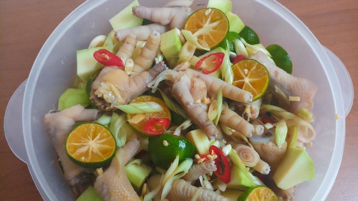 Chicken Feet Pickled with Lemongrass and Calamondin Mango (recipe shared by a user)