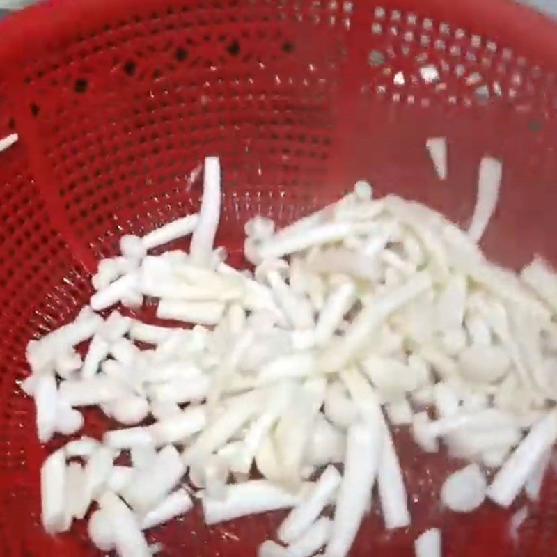 Step 2 Blanching seafood mushrooms Vegetarian seafood rolls