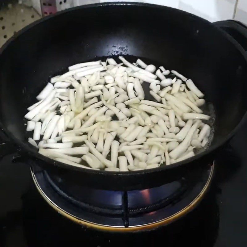 Step 2 Blanching seafood mushrooms Vegetarian seafood rolls