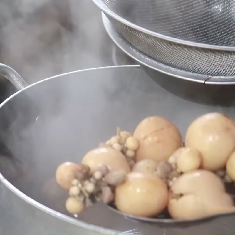 Step 2 Blanch the baby chicken eggs Stir-fried baby eggs with loofah