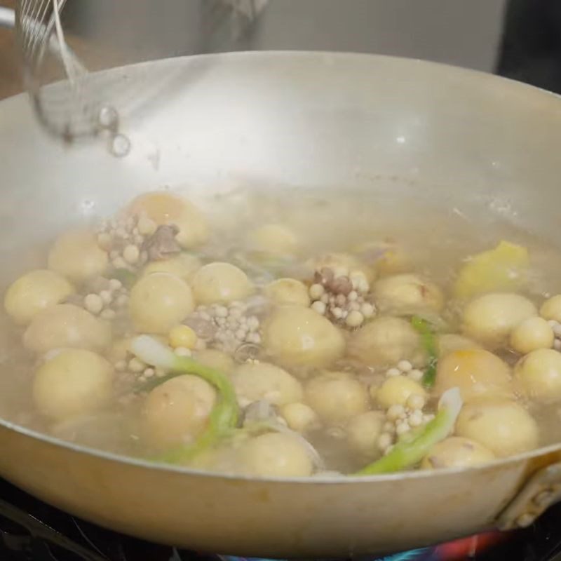 Step 4 Blanch the quail eggs Soft-boiled quail eggs stir-fried with mushrooms