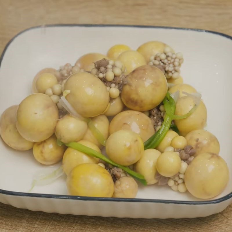 Step 4 Blanch the quail eggs Soft-boiled quail eggs stir-fried with mushrooms