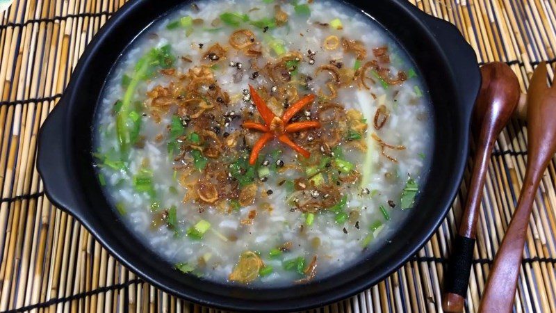 Green bean porridge with clam