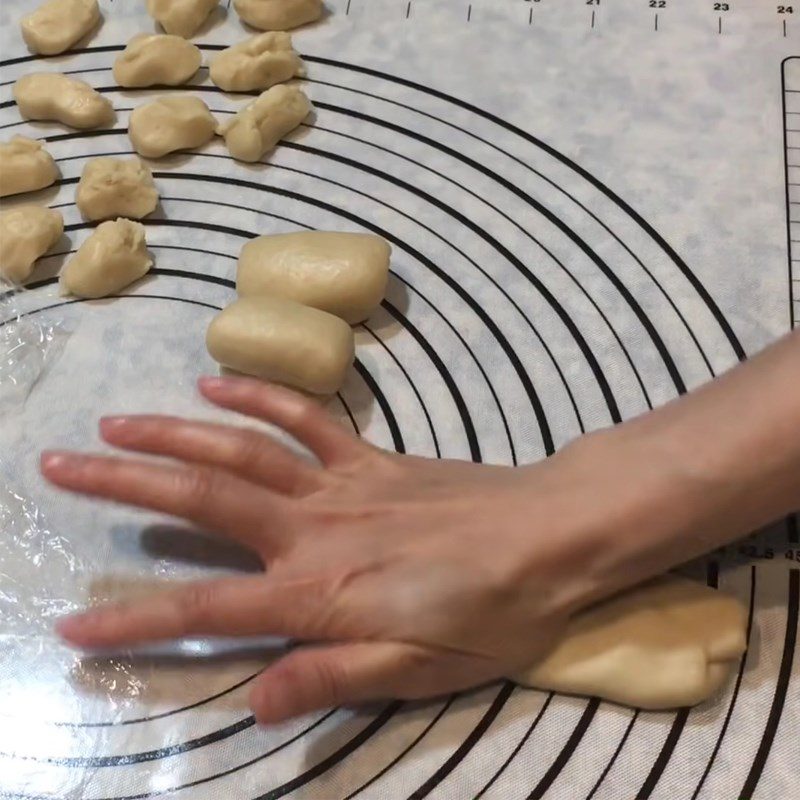 Step 5 Divide the dough and roll the dough Vegan Pia Cake