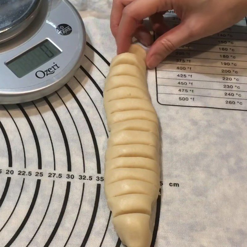 Step 5 Divide the dough and roll the dough Vegan Pia Cake