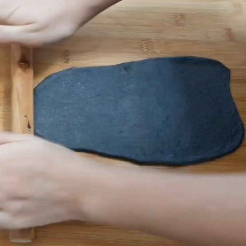 Step 3 Divide the dough and shape the Bamboo charcoal bread