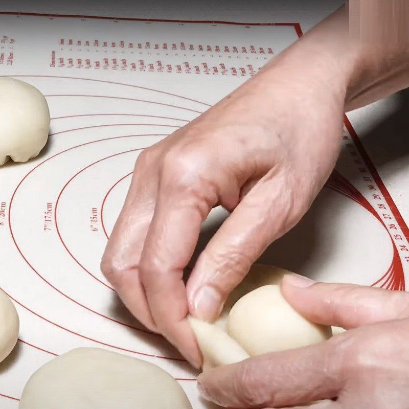 Step 3 Divide and wrap the dough for shrimp and potato stuffed pastry