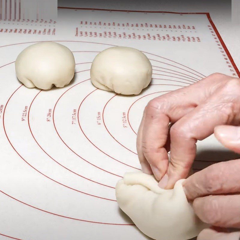 Step 3 Divide and wrap the dough for shrimp and potato stuffed pastry