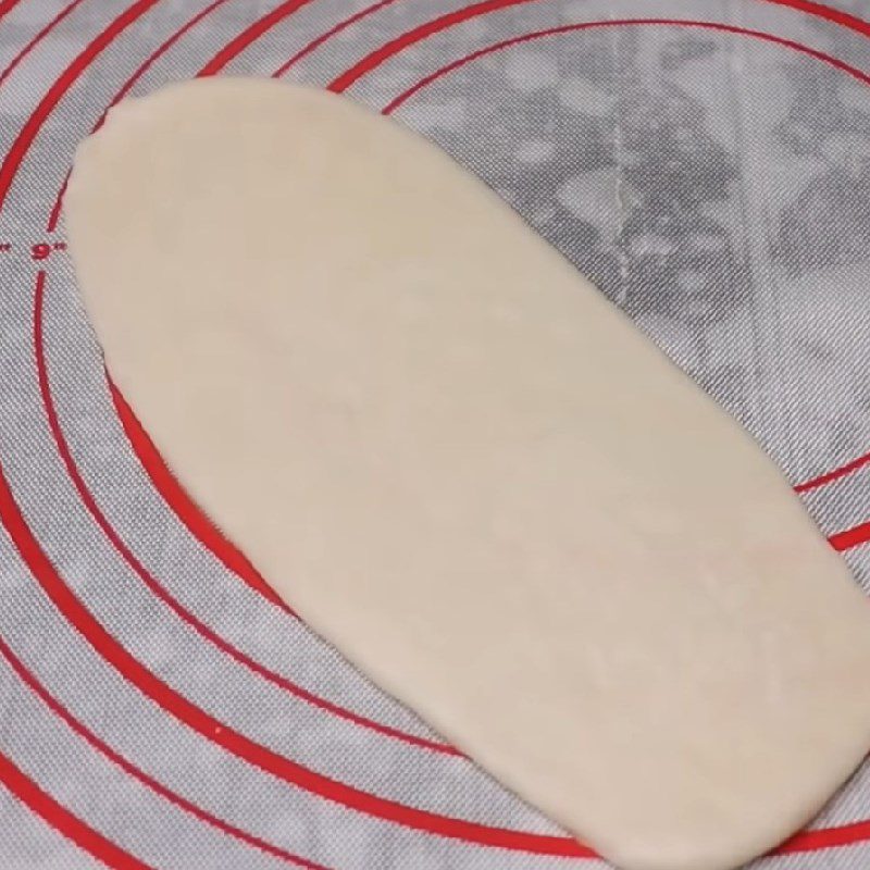 Step 5 Divide and roll out the dough for durian mung bean cake