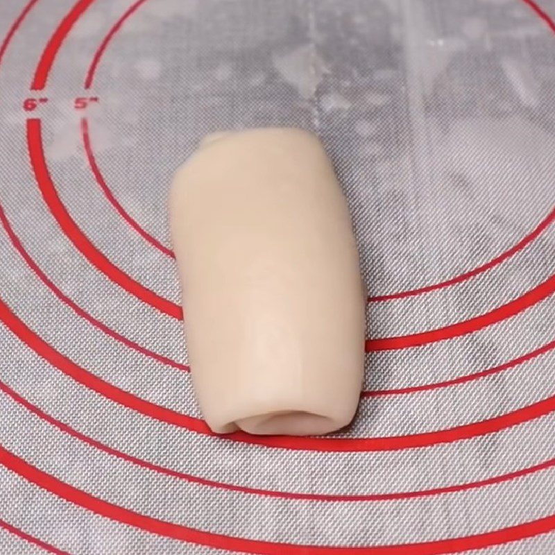 Step 4 Divide and roll the dough for the fish-shaped dumpling